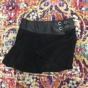 Forever 21 black pleated mini skirt